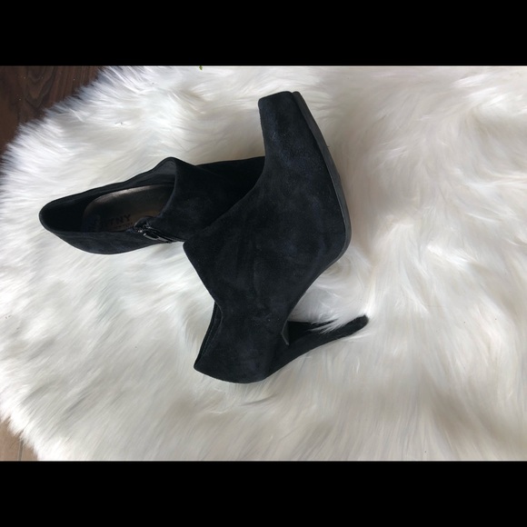 Like new Genuine leather boots ankle booties - Picture 10 of 15